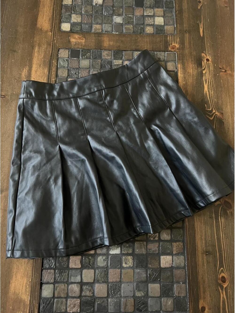 Fashion Nova Black Faux Leather Pleated Skater Skort Size Small š¤ - Picture 2 of 8